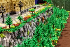 Alfreds Schloss aus LEGO Bausteinen - Berg mit Wäldchen