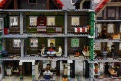 Stadtplatz von Enns aus LEGO Bausteinen - Detailaufnahme von Inneneinrichtung der Häuser