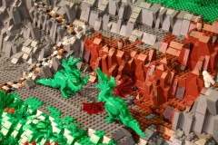 Landschaft von Beerly aus LEGO-Bausteinen - Drachenkampf am Berg