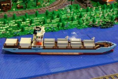 Landschaft von Beerly aus LEGO-Bausteinen - Strand mit Schiff im Vordergrund