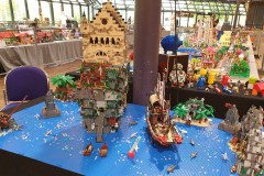 Haus auf einer Felsinsel aus LEGO Bausteinen auf der Bricking Bavaria 2019