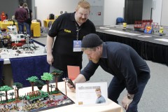 Hauptdarsteller Michael Cudlitz mit dem Erbauer des Dioramas von The Walking Dead aus LEGO Bausteinen