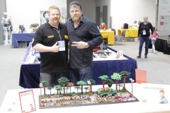Hauptdarsteller Michael Cudlitz mit dem Erbauer des Dioramas von The Walking Dead aus LEGO Bausteinen
