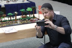 Hauptdarsteller Michael Cudlitz macht Selfie mit dem Diorama von The Walking Dead aus LEGO Bausteinen