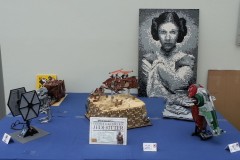 einige Star Wars Raumschiffe, Mosaik von Prinzessin Leia und ein MOC von der Grube von Carkoon aus LEGO Bausteinen