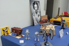 einige Star Wars Raumschiffe, Mosaik von Prinzessin Leia und ein MOC von der Grube von Carkoon aus LEGO Bausteinen