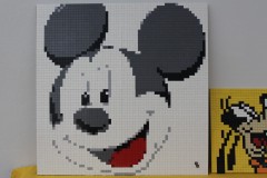 Mosaik von Mickey Mouse aus LEGO Bausteinen
