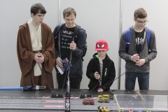 Jedi Ritter und andere Personen spielen mit Slot cars aus LEGO Bausteinen