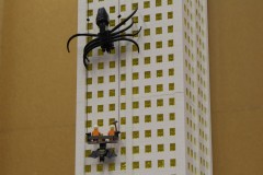 Hochhausstadt aus LEGO-Bausteinen - Detail mit Batman