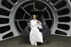 Cosplayer Prinzessin Leia auf dem Thron des Imperators