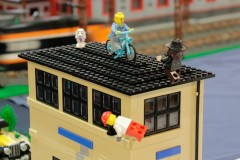 Dach des Bahnhofsgebäudes mit Action-Szene aus LEGO-Bausteinen