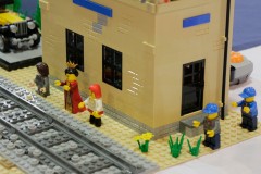 Bahnhofsgebäude und Gleisabschnitt aus LEGO-Bausteinen