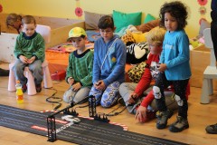 LEGO meets Carrera - Bahn mit Besuchern