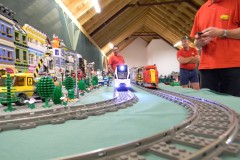 Züge und Stadt aus LEGO-Bausteinen