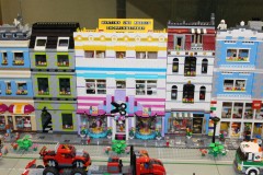 Züge und Stadt aus LEGO-Bausteinen