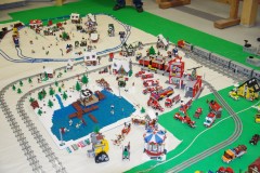 4,5 und 12 Volt Eisenbahn mit Eislaufplatz aus LEGO-Bausteinen