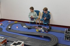 zwei Testpiloten von LEGO meets slot car beim Rennen