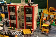 Stadt aus LEGO Bausteinen von Lisi und Max - Rettungseinsatz beim Hochhaus
