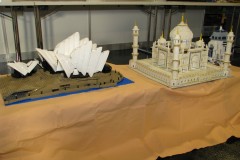 Modelle aus LEGO Bausteinen des Sydney Opera House und des Taj Mahal