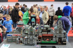 LEGO-Krönungskirche mit Besuchern
