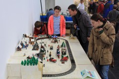 LEGO-Winterlandschaft mit Besuchern