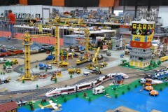 Blick von der LEGO Stadt in die Halle