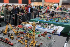 Blick von der LEGO 12 Volt Eisenbahn in die Halle mit Besuchern