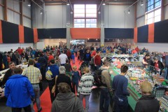 Blick in die LEGO-Halle mit Besuchern