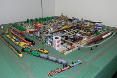 Stadt und Züge aus LEGO-Bausteinen