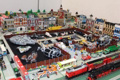 Stadt und Star Wars Vergnügungspark aus LEGO-Bausteinen