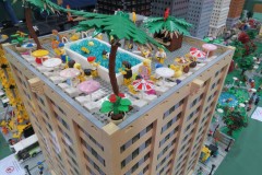 Dachpool in der Hochhausstadt aus LEGO-Bausteinen