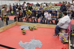 Sandspielplatz mit ferngesteuerten Modellen aus LEGO-Bausteinen