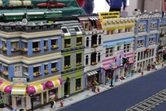 Straßenzeile aus LEGO-Bausteinen