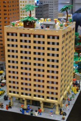 Hochhaus mit Dachpool aus LEGO-Bausteinen