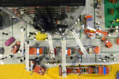 Löschtrupp beim brennenden Hochhaus aus LEGO Bausteinen
