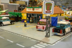 Kwik-E-Mart und Parkplatz aus LEGO Bausteinen