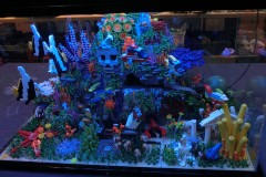 Aquarium aus LEGO Bausteinen mit Tiefseebeleuchtung