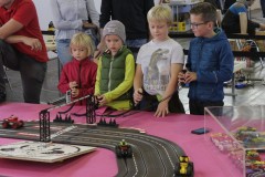 vier Rennfahrer auf der LEGO meets Slotcarbahn