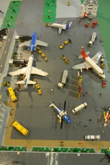 Teil des Flughafen aus LEGO Bausteinen von oben betrachtet