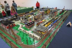 Stadt Chris City mit Eisenbahn aus LEGO Bausteinen