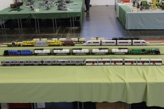 Zugtreppe mit MOCs von Zügen aus LEGO Bausteinen