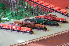 verschiedene Versionen einer LEGO-E-Lokomotive