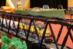 LEGO-Zug auf Brücke