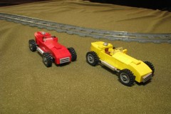 zwei kleine LEGO-Sportwagen