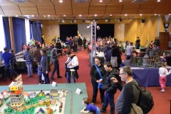 LEGO-Ausstellungshalle mit Besuchern
