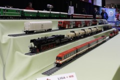 Eisenbahntreppe mit Zügen aus LEGO Bausteinen