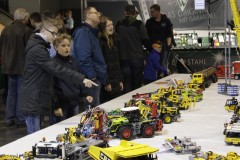 Besucher bei den Technik-Modellen aus LEGO Bausteinen