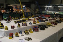 Podest mit Technik-Modellen aus LEGO Bausteinen