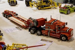 Sattelschlepper mit Tieflader aus LEGO Bausteinen