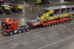 Sattelschlepper mit überlangem Transport aus LEGO Bausteinen